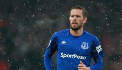 九游娱乐网站-青少年篮球锦标赛：库里做客现场，现场投中长距离三分带动氛围！