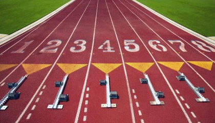 九游9游-_城市骑行马拉松：绿色出行引领新风尚_，穿骑行服跑马拉松