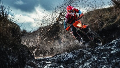 Jiu You-_城市高空跑步：在摩天楼之间飞驰_，高空城市俯瞰图