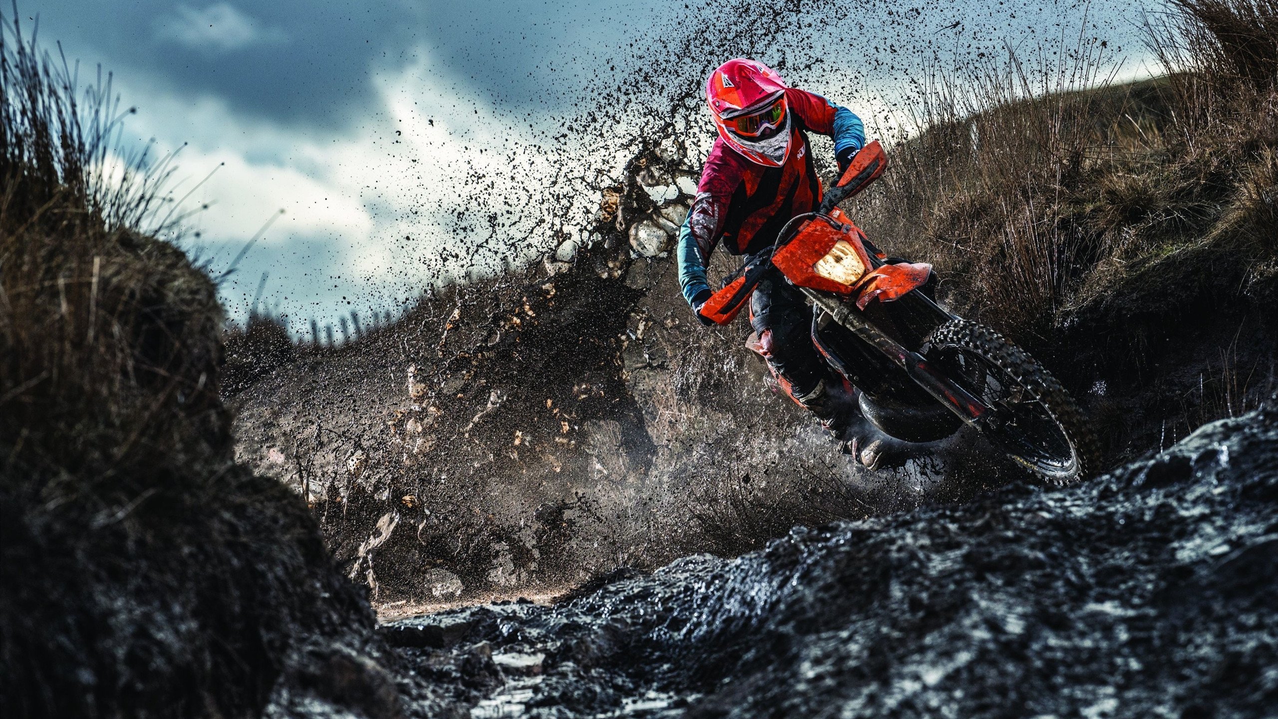 _城市高空跑步：在摩天楼之间飞驰_，高空城市俯瞰图