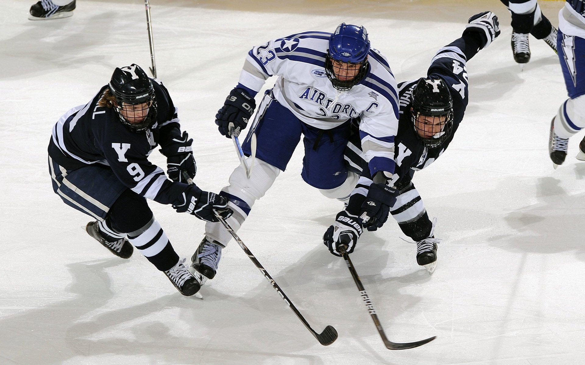 以“体育+科技”为核心，打造青少年篮球科技创新体验馆，科技篮球场